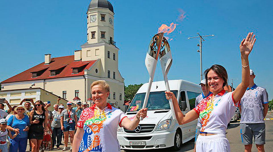 “Пламя мира” II Европейских игр пронесли по Несвижскому замку