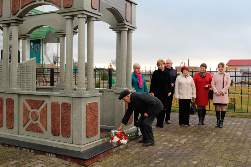 В день Октябрьской революции в Круглом цветы памяти легли к братской могиле воинов-освободителей и другим памятным местам