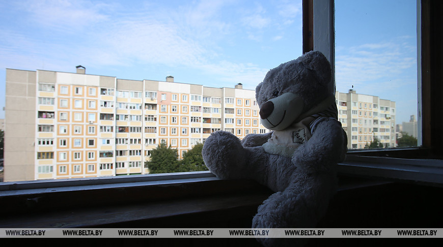 В Беларуси за три дня из окон выпали четверо детей