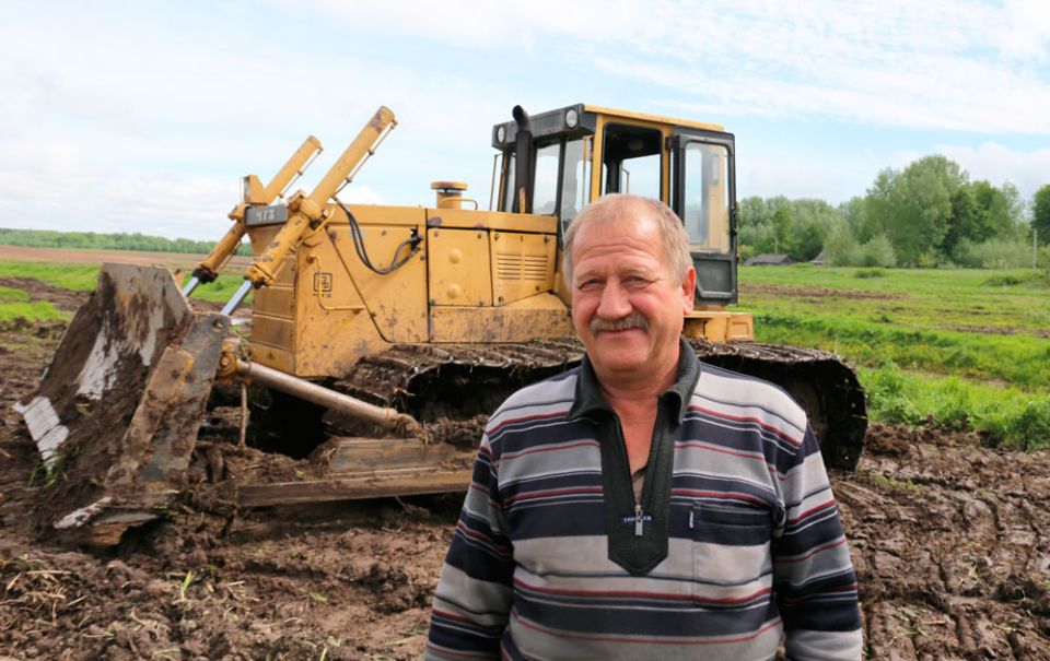 Трудится он на совесть