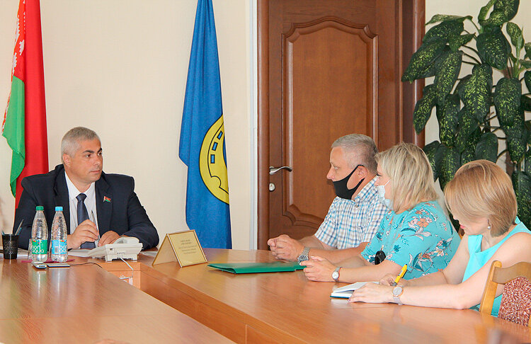 С коллективной просьбой к депутату