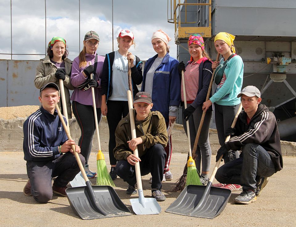 ДО ПОСЛЕДНЕГО ЗЁРНЫШКА ПОМОГАЮТ СОБРАТЬ УРОЖАЙ