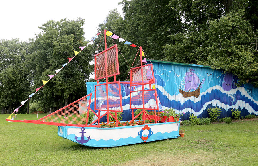 Под «Алыми парусами»