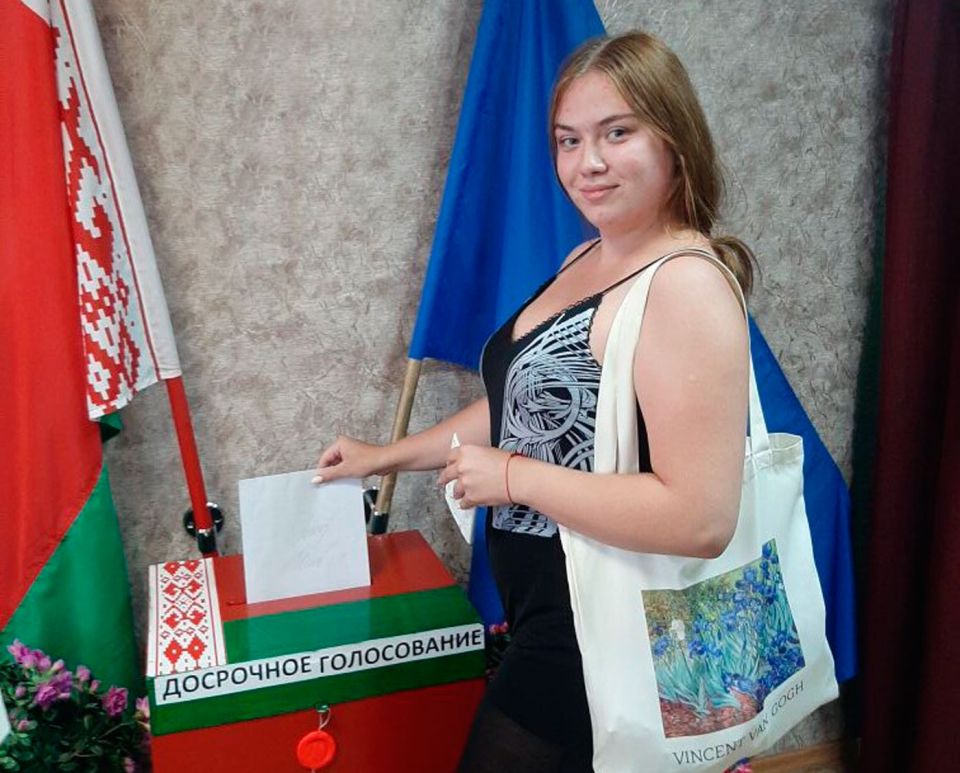 Юная жительница города Круглое приняла участие в досрочном голосовании