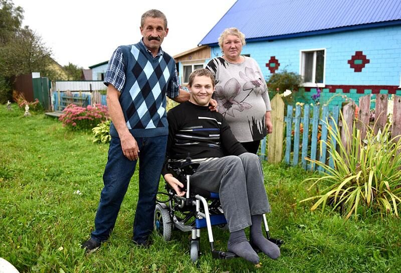 Помощь без ограничений: «Евроопт» передал жителю Круглянского района инвалидную электроколяску