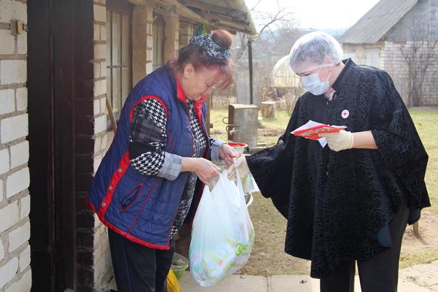 286 волонтеров Красного Креста в Могилевской области помогают пожилым людям во время коронавирусной инфекции
