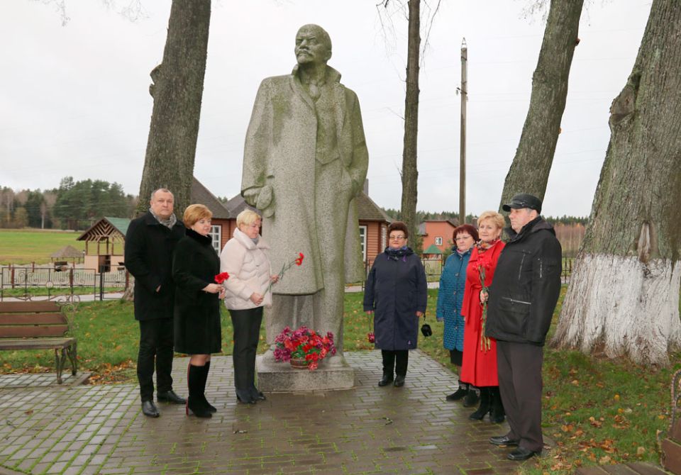 В Круглянском районе прошло возложение цветов к памятнику Ленину