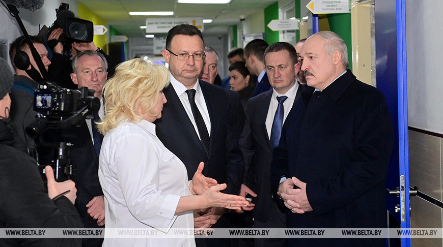 “Будем надеяться, что вышли на плато” – Лукашенко посетил районную больницу в Столбцах