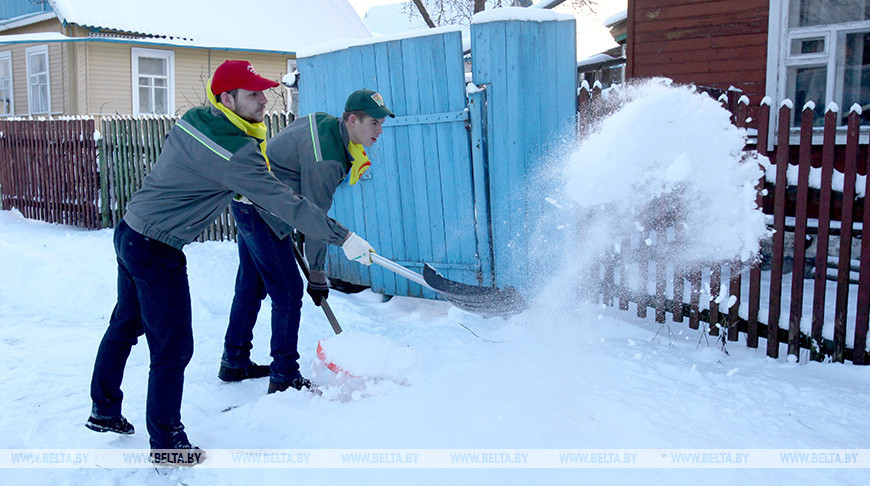 Молодежь Могилевской области присоединилась к челленджу “Уберем снег вместе”