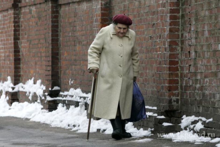 Пожилым людям зимой рекомендуется использовать трость