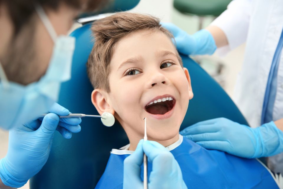Почему во время лечения нужно обезболивать молочные зубы