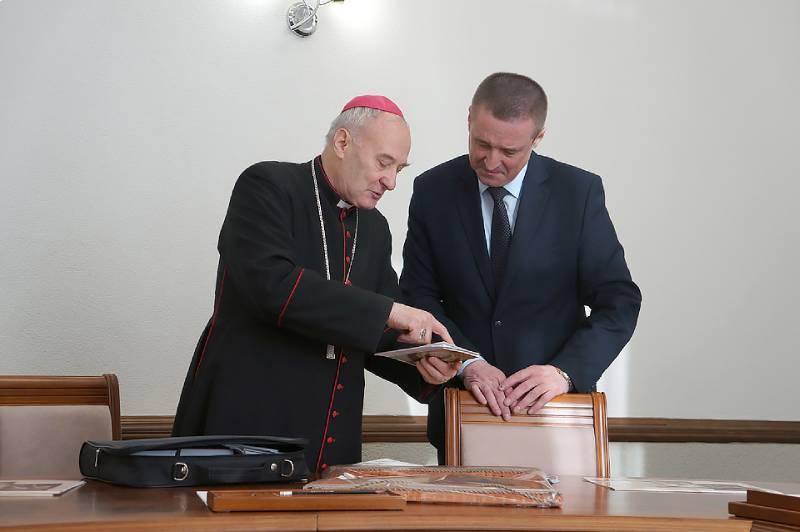 Леонид Заяц встретился с временно назначенным главой белорусских католиков епископом Казимиром Великосельцем
