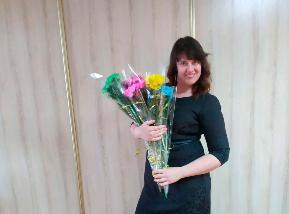 Улыбаются мастер и его… поделки