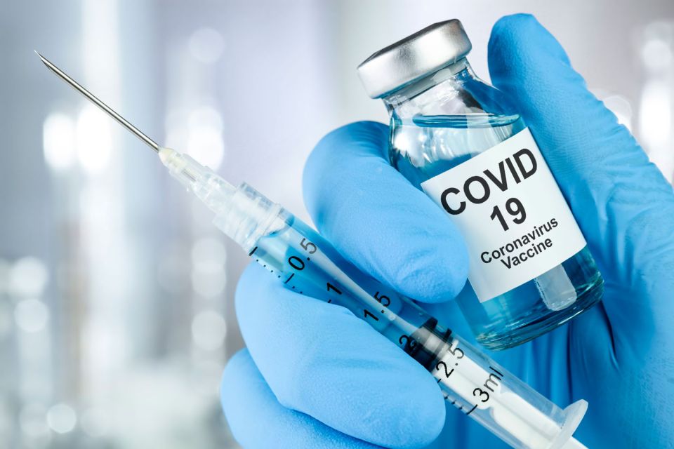 Прививка первой дозой вакцины от коронавируса почти вдвое снижает риск его передачи
