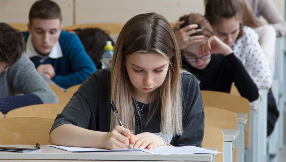 Минобр рассказал, кого освободят от выпускных экзаменов