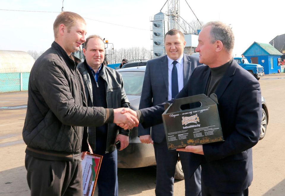 Поздравления от власти и профсоюзов принимали лидеры посевной в поле и на машинных дворах