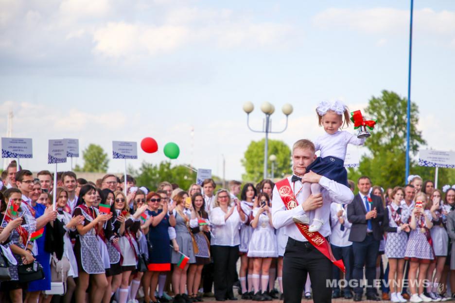 Республиканский «Последний звонок» прозвучал для 2 тысяч 11-классников в Бобруйске