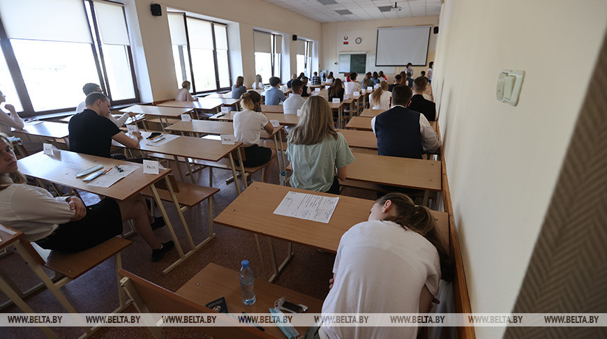 Одного абитуриента удалили с ЦТ по белорусскому языку за мобильный телефон