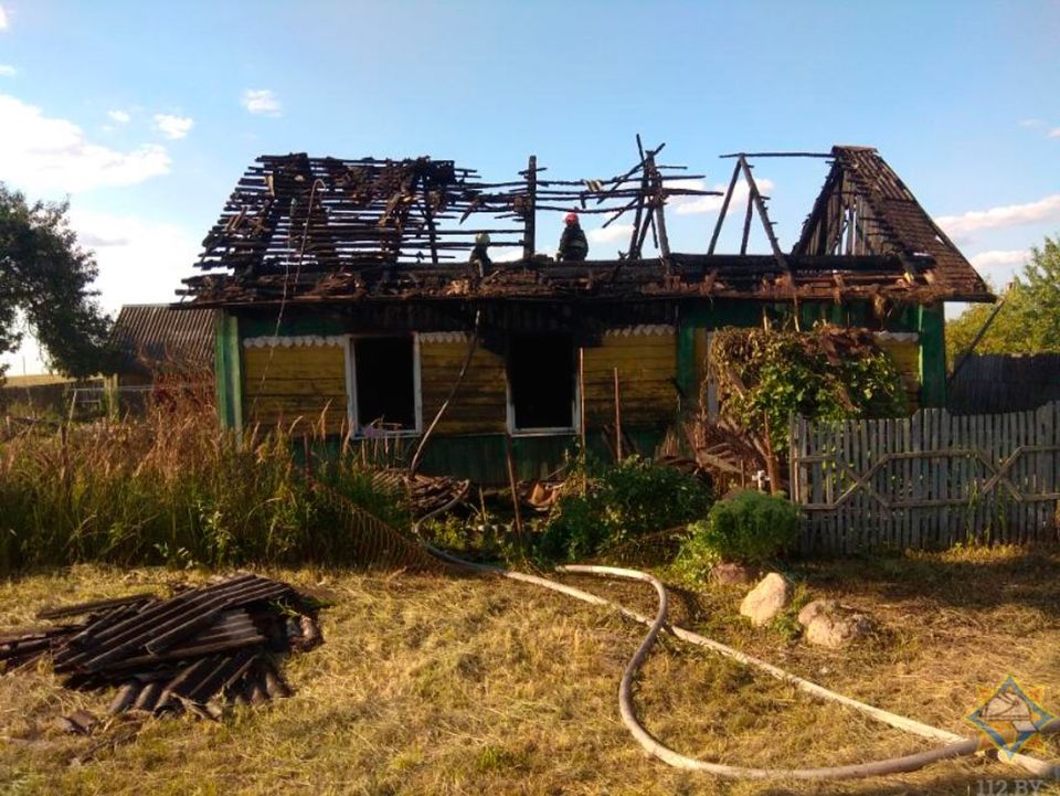 При пожаре жилого дома в Круглом погиб человек