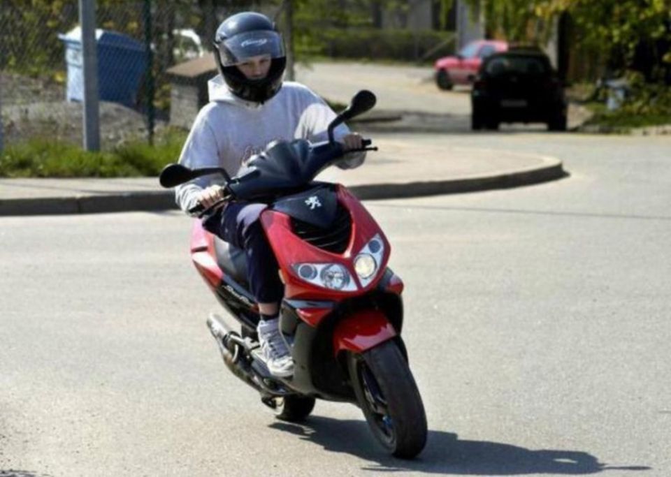 ГАИ усиливает контроль за несовершеннолетними водителями мопедов и мотоскутеров