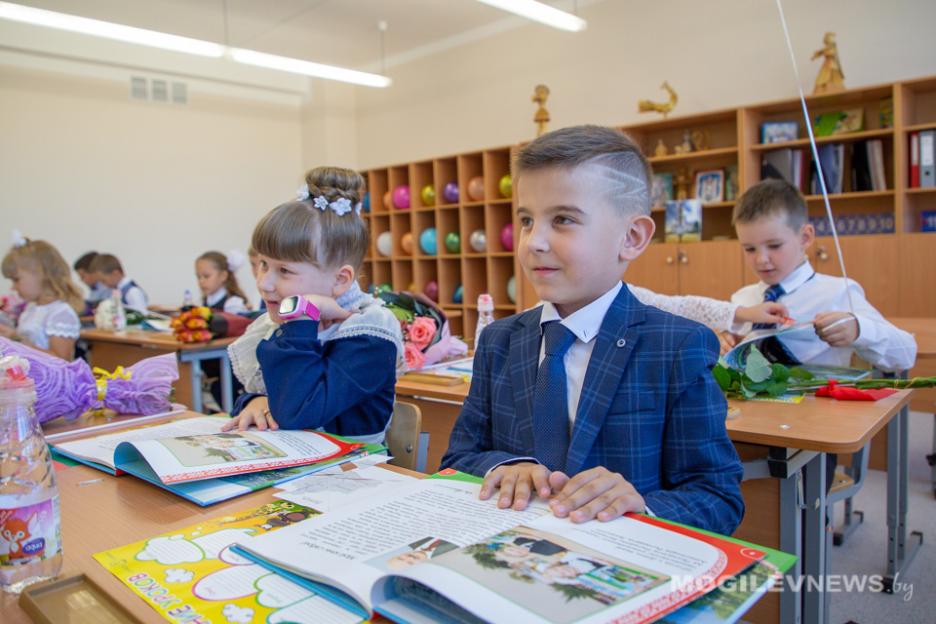 Выплата единовременной материальной помощи для подготовки школьников к новому 2021/2022 учебному году началась в Могилевской области