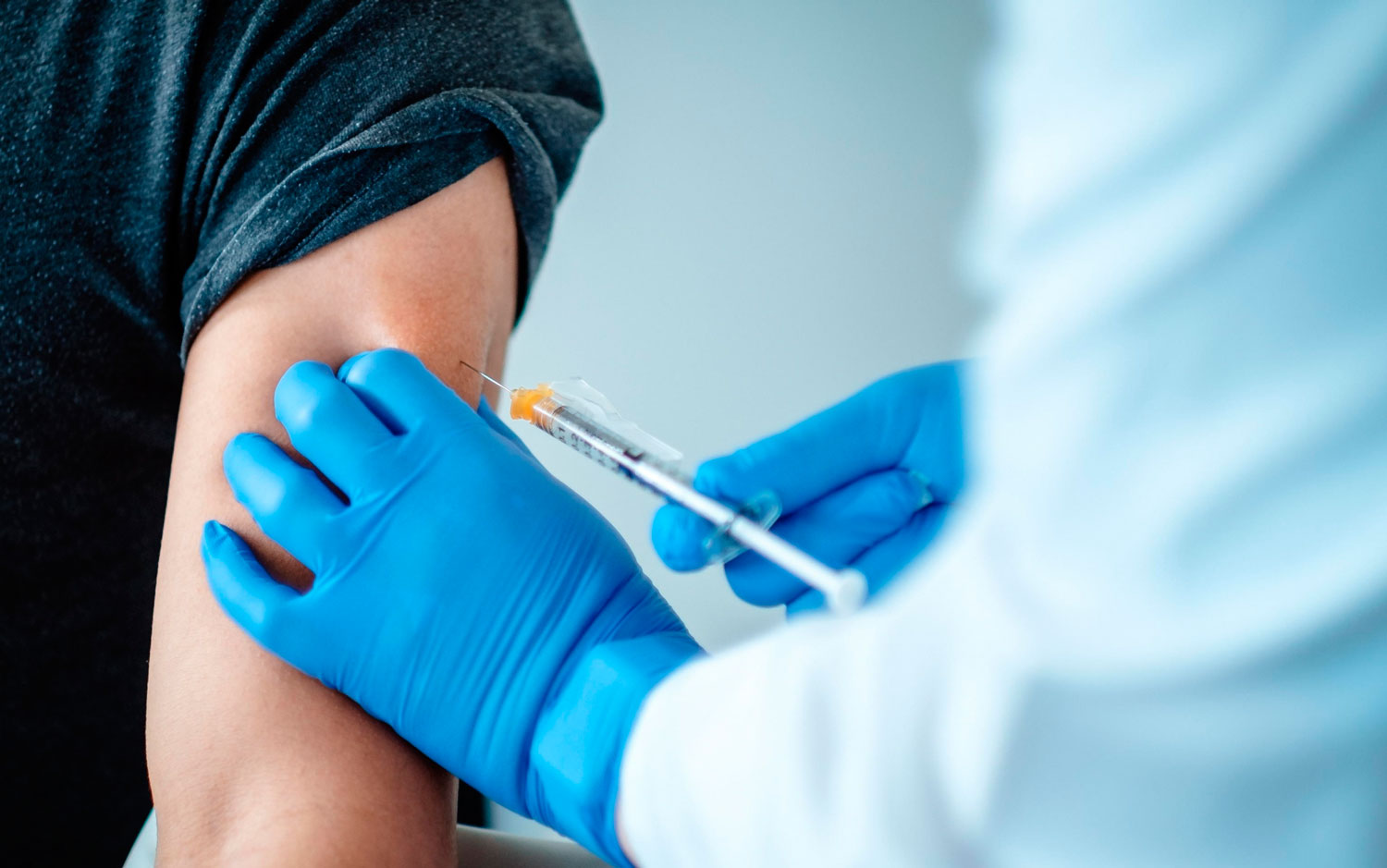 Специалист: бустерная вакцинация предотвращает развитие тяжелых случаев ковида более чем на 70%