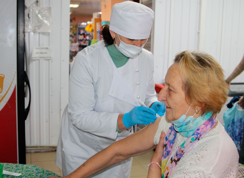 Продолжается вакцинация от СOVID-19: работает выездная бригада