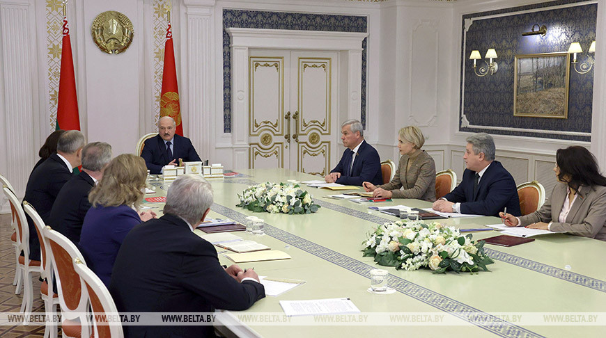Лукашенко: через день-два проект Конституции будет вынесен на всенародное обсуждение