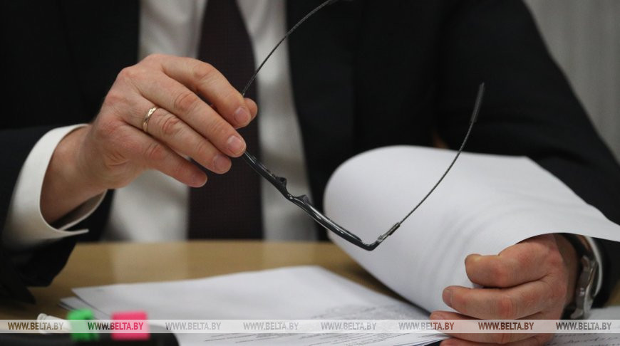 Около 60% белорусов доверяют госслужащим и местным органам власти