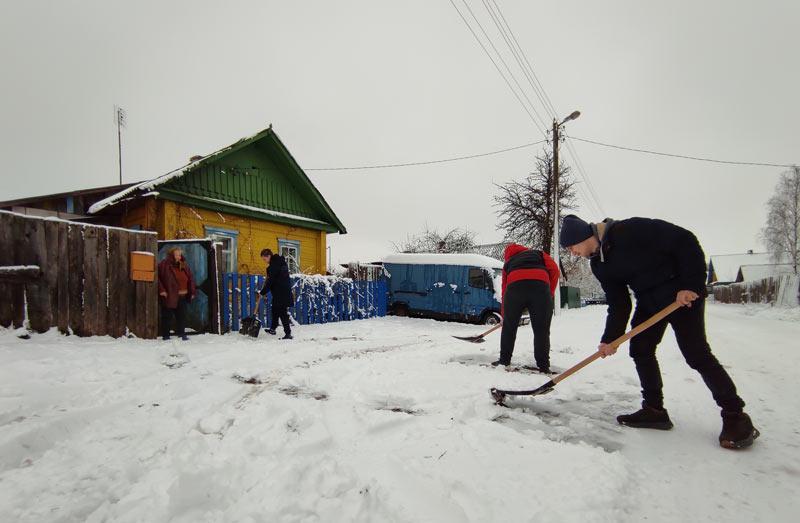 Волонтеры из БРСМ помогут пожилым людям с расчисткой снега