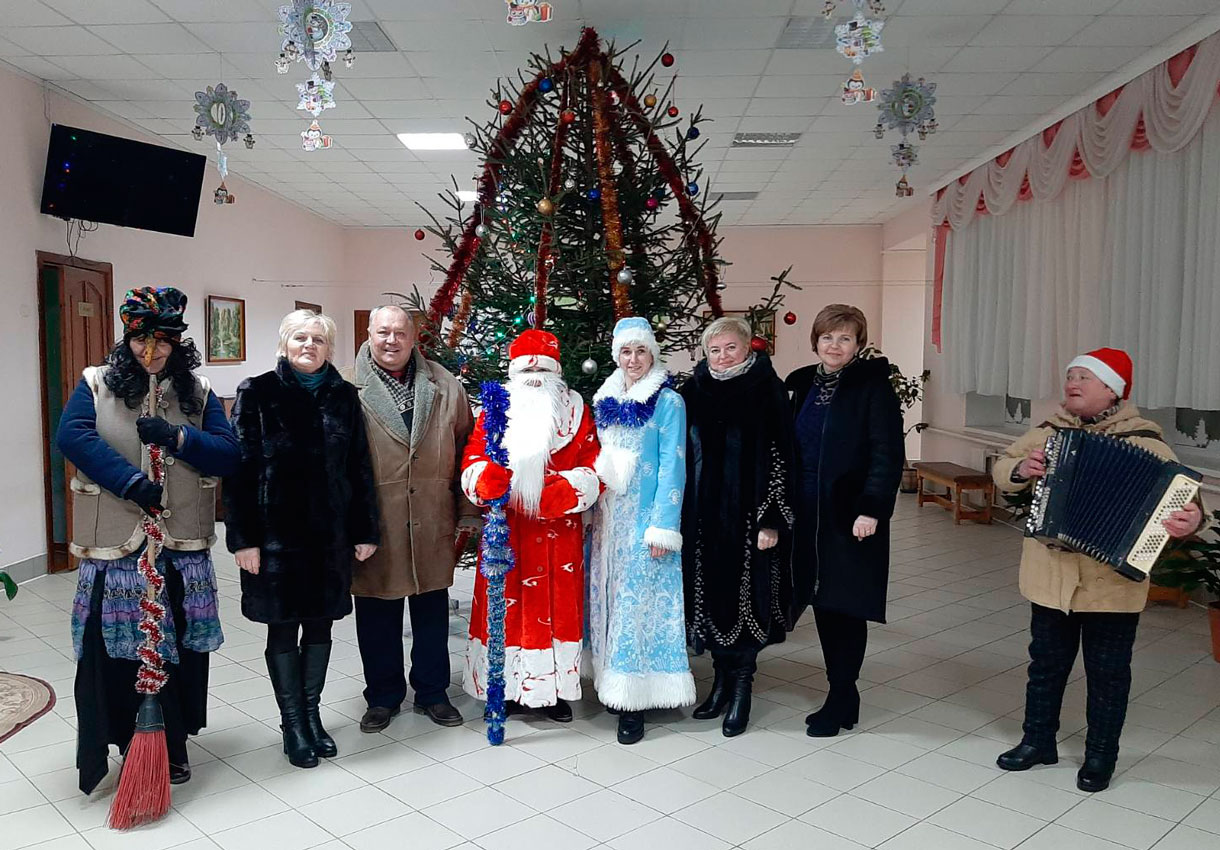 Сиянием праздничных огней своих гостей встречают учреждения образования Круглянского района. Видео