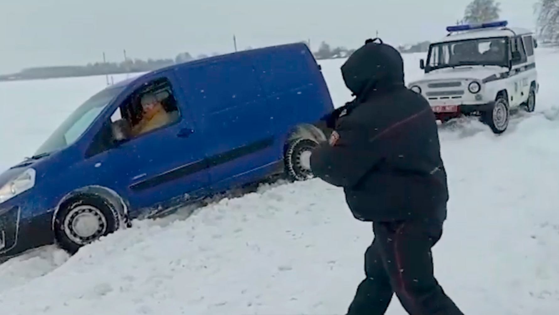 Водитель съехал в кювет в Круглянском районе – помогли милиционеры. Видео