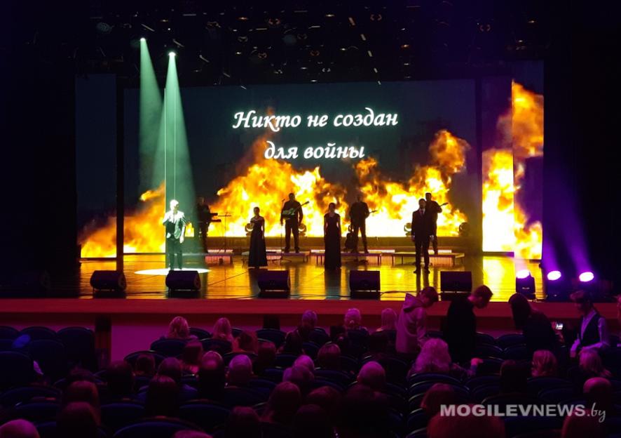 Гражданско-патриотический проект «Никто не создан для войны» прошел во Дворце культуры области