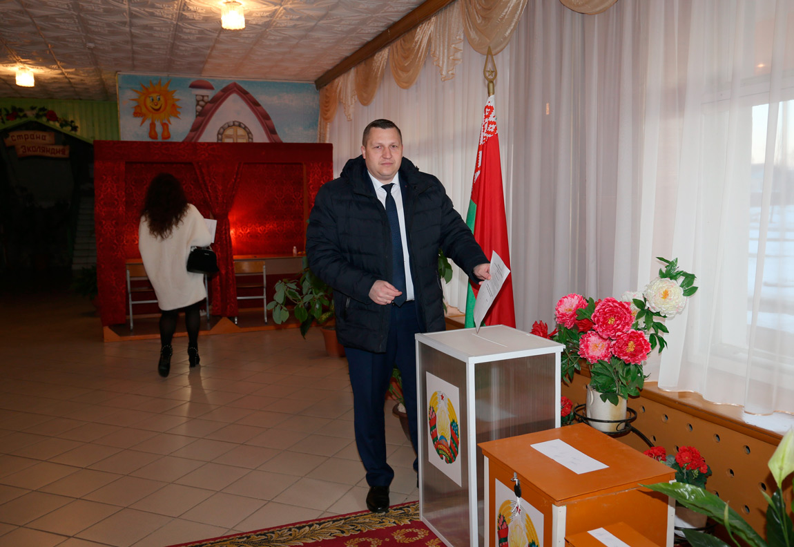 Одним из первых участок для голосования сегодня посетил председатель Круглянского райисполкома Степан Полонников