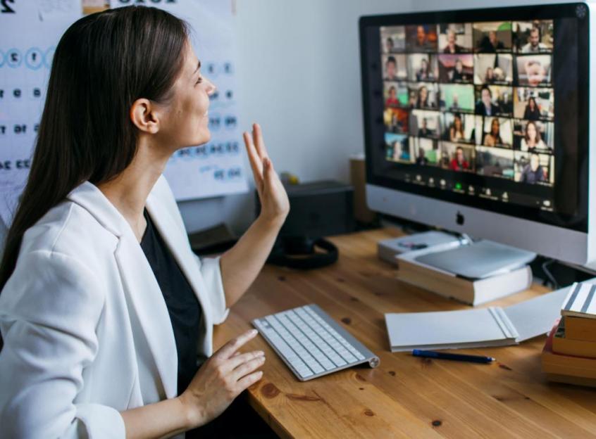 Минздрав в связи с ОРИ и COVID-19 рекомендует проводить встречи выпускников в онлайн-формате