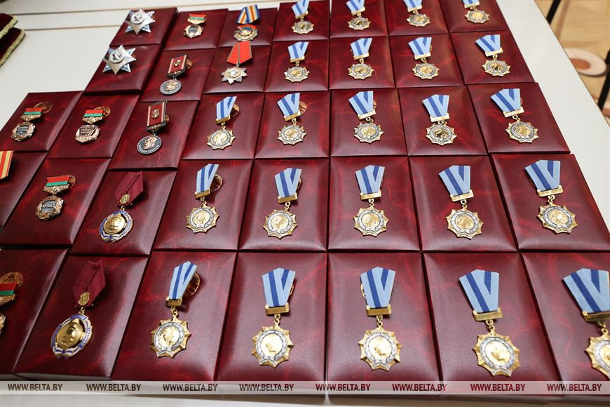 «Искренне горд за каждого». Лукашенко вручил госнаграды и генеральские погоны
