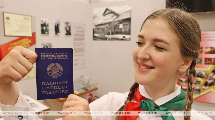 «Мы — граждане Беларуси». В День Конституции юным белорусам торжественно вручают первые паспорта