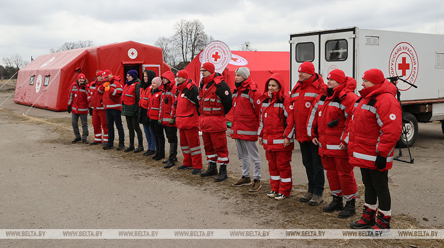 РЕПОРТАЖ: Сила слабости и о чем кричит душа. Волонтеры Красного Креста помогают прибывающим из Украины людям