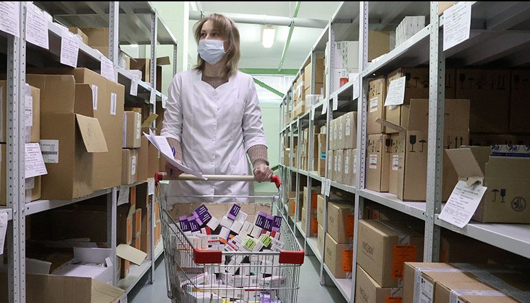 В аптечной сети и на складах запас лекарств рассчитан на 1,5-3 месяца, по некоторым позициям — до полугода