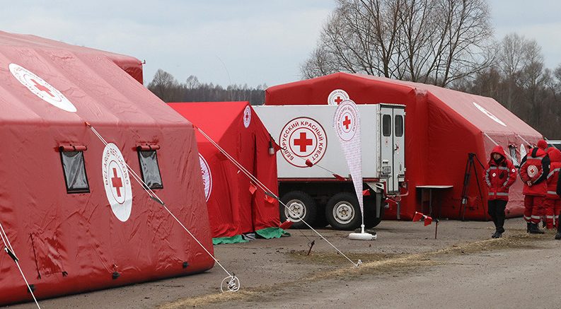 Около 400 беженцев из Украины получили помощь в палаточном городке Красного Креста в приграничье