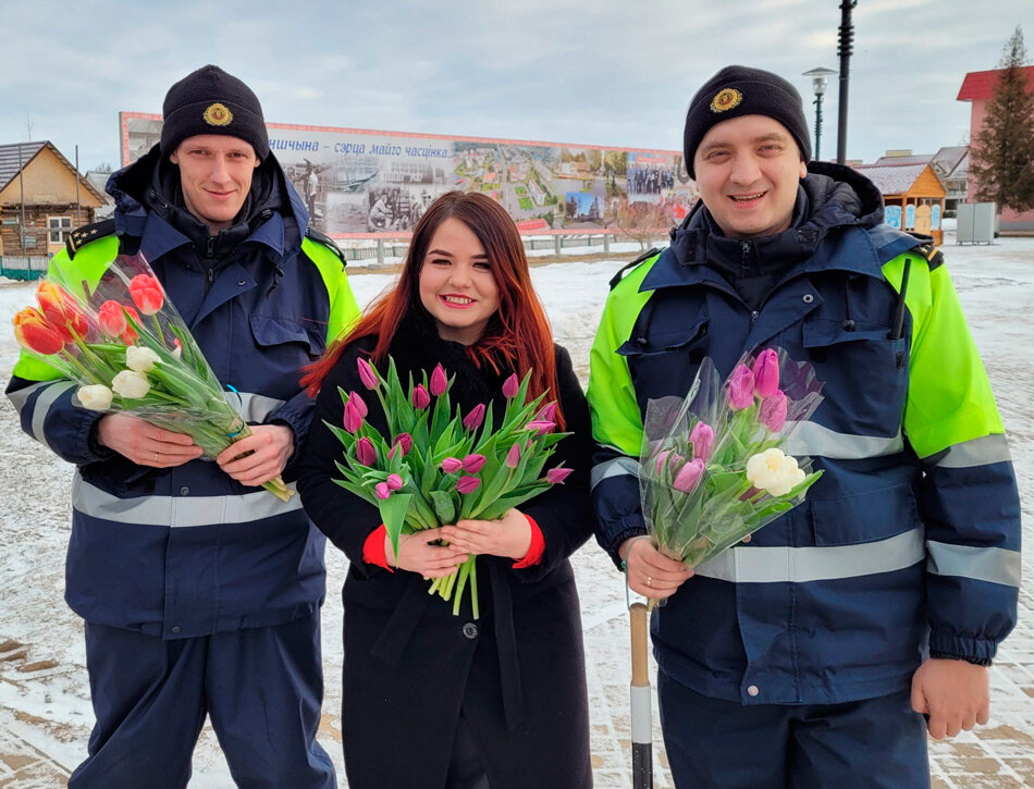 Сегодня в Круглом женщины-водители принимают поздравления от сотрудников ОГАИ РОВД и РО ОО «БРСМ»