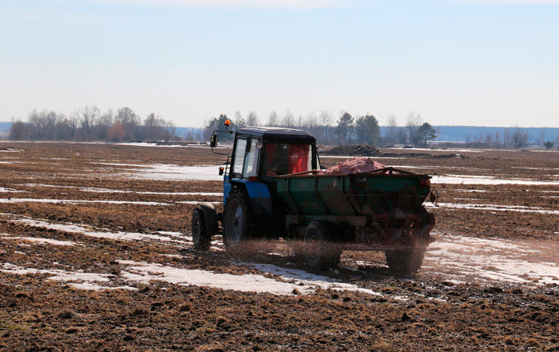 ПЕРВАЯ ТЕХНИКА —  В ПОЛЕ
