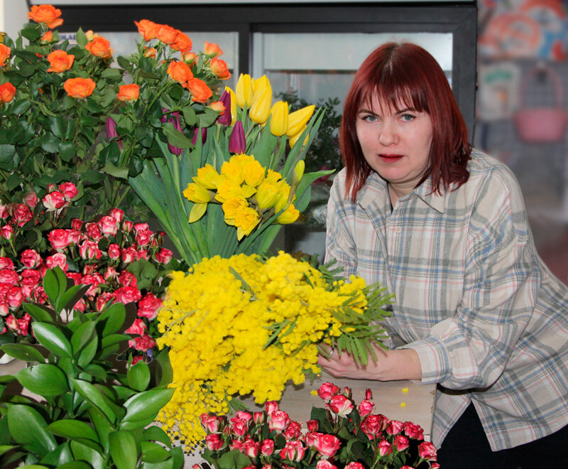 Цветами улыбается весна