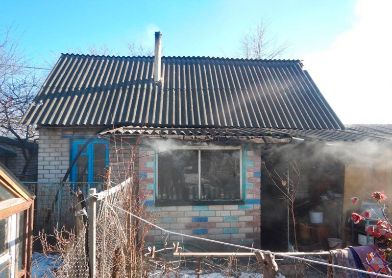 В Могилеве спасатели вынесли женщину из горящего дома