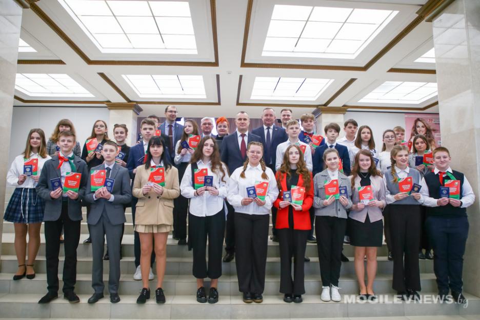 Анатолий Исаченко вручил паспорта 25 юным жителям Могилевщины