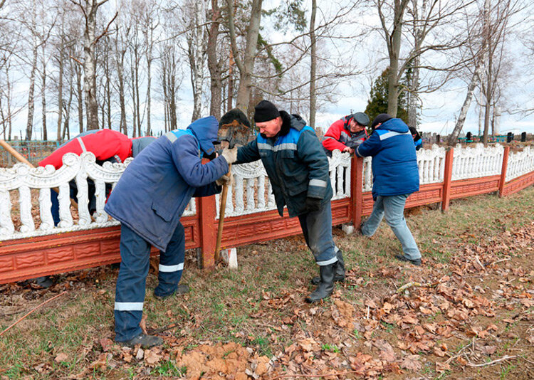 Навели порядок у могилы погибших летчиков