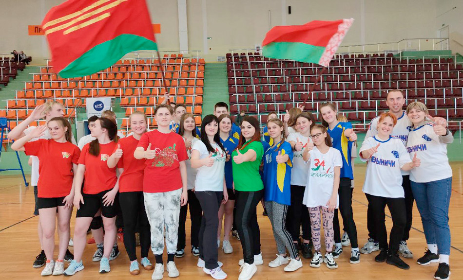 На позитиве и с победой с товарищеской встречи по волейболу вернулась команда круглянской молодёжи из Белынич