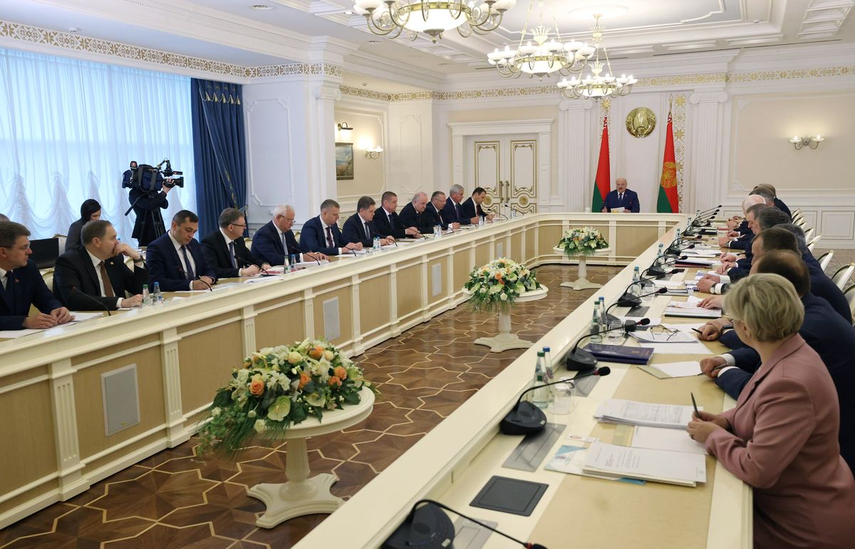 Лукашенко требует ускорить выполнение ключевых заданий пятилетки