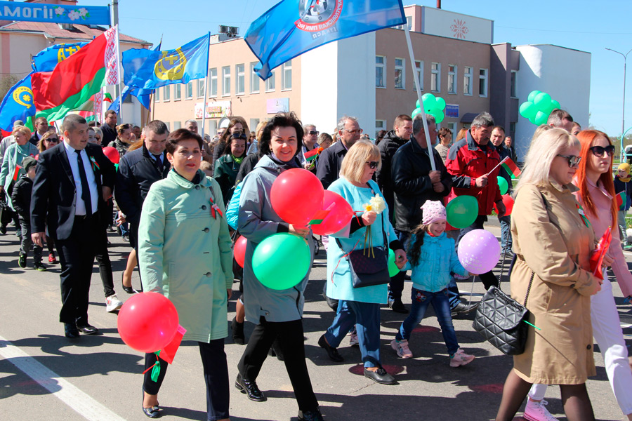 Праздничное шествие трудовых коллективов Круглянского района