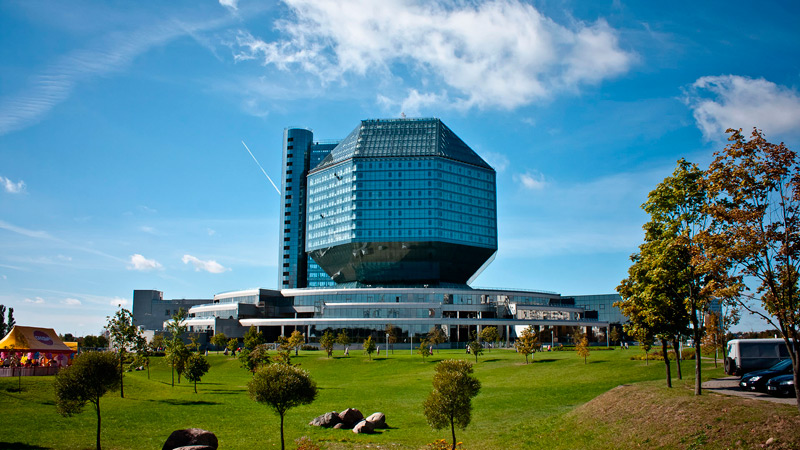 Философский взгляд на жизнь. Выставку «Поэтика фотографики» Виталия Бутырина представят в НББ